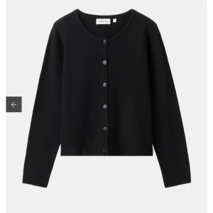 Svart cardigan kofta från Carin Wester - Svart cardigan/ kofta i 100% ull från Carin Wester med rund halsringning och knappar framtill. Stolek Xs, nypris 699 mitt pris 250. Mycket bra skick!