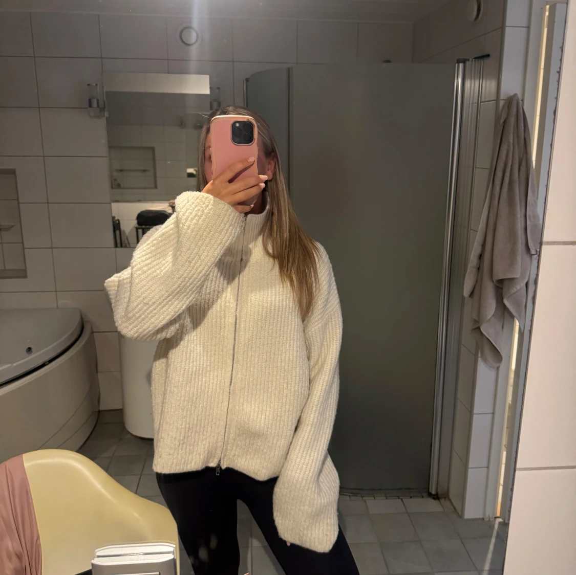 Vit stickad kofta med dragkedja