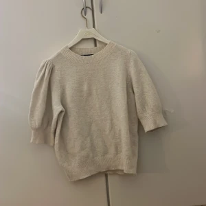 Beige stickad tröja Vero Moda XS - Säljer en beige stickad tröja från Vero Moda i storlek XS.