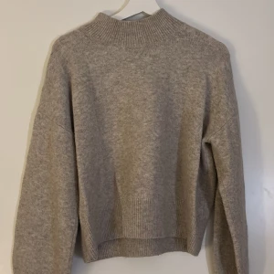 Stickad tröja - Stickad tröja. Nypris 500