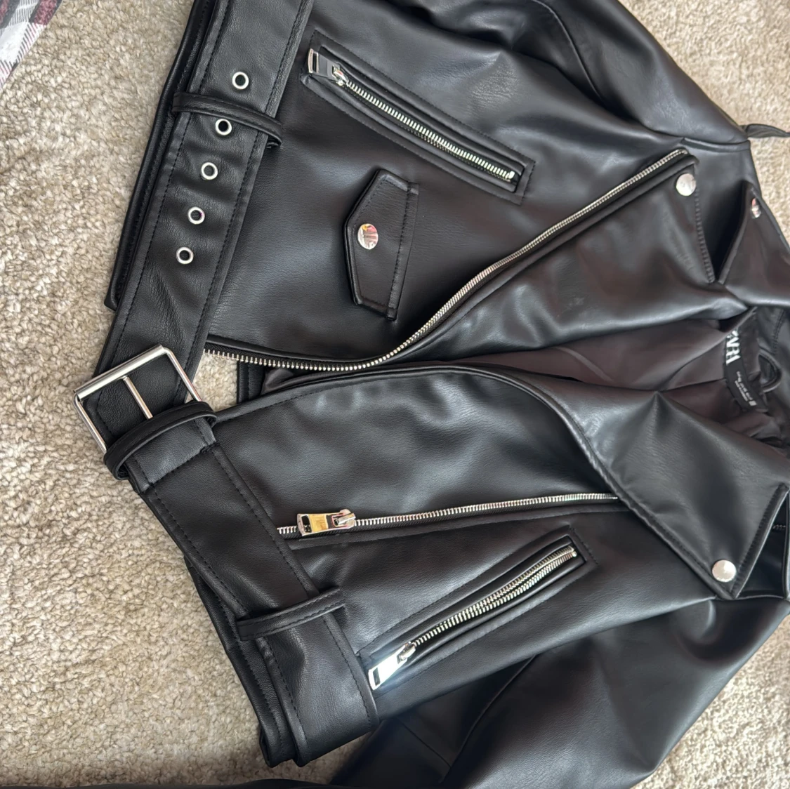 Svart skinnjacka med bälte från Zara  - 2