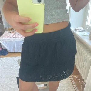 Svart volangkjol  - Söt volang kjol, jag kan skicka fler bilder om du vill, aldrig använd! Tveka inte om frågor! Köpt på zalando från Pieces💞🩷💕🩷