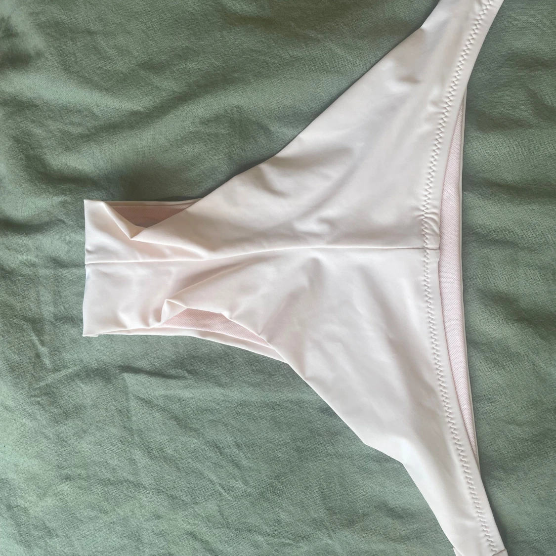 Vit bikini med snäckor och pärlor - 3