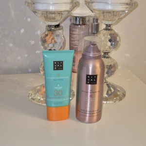 Rituals solkräm och body mousse - Säljer Rituals invisible sun protection face cream SPF 30 i turkos och orange tub, samt Ritual of Sakura body lotion mousse i en lyxig rosa metallic flaska. Perfekt för dig som vill ha både solskydd och återfuktning med härlig doft.