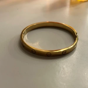 Guldigt armband från Swedora - Snyggt och stilrent armband i guldfärgad metall från Swedora. Helt nytt armband utsnsnvöndning🩷