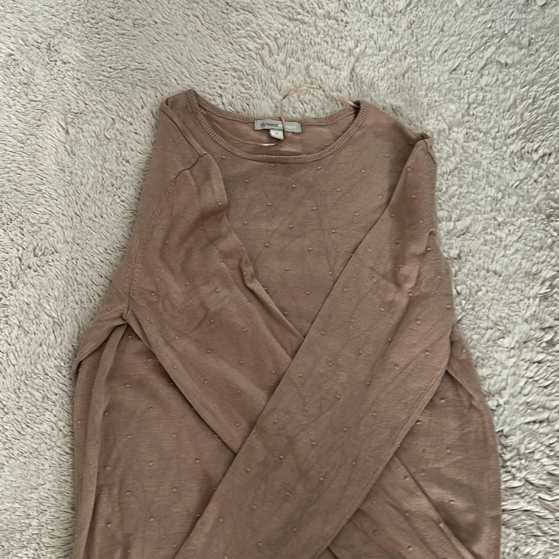 Beige prickig stickad tröja från Mywearwoman - 2
