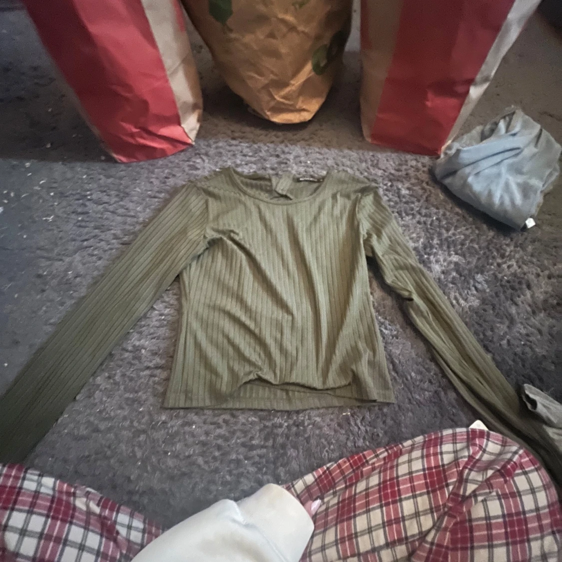 Olivgrön ribbad långärmad topp