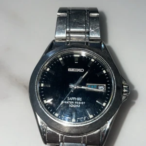 Äkta seiko klocka -  Silver seiko klocka, klockan är äkta och har inga repor, den visar tid, dag och datum, har bara haft i en vecka.. jättebra klocka