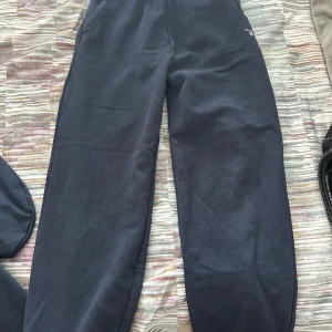 Mörkblå mjukisbyxor från Gant - Säljer ett par mörkblå mjukisbyxor från Gant med klassisk, avslappnad passform. Byxorna har fickor på sidorna och en liten Gant-logga vid höften. Perfekta för chill dagar eller när du vill vara extra bekväm. 10 years men jätte långa i storleken, jag kan fortfarande ha de!!