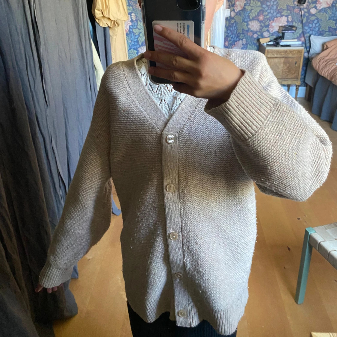 Beige stickad kofta med knappar - 3