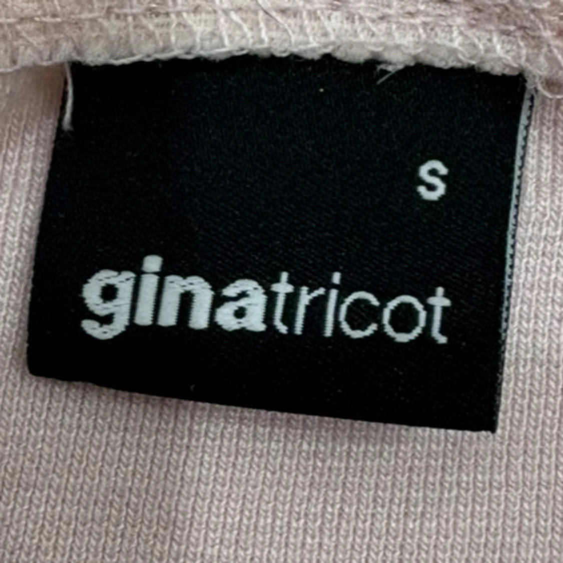 Ljusrosa croppad topp från Gina Tricot - 1