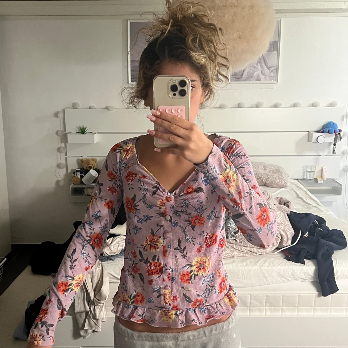 Ljuslila blommig blus med volang