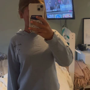 Ljusblå ma chérie Gina Tricot - Ljusblå hoodie från Gina Tricot med texten 'MA CHÉRIE” och en svart stjärna broderad på bröstet. Tröjan har huva och långa ärmar, den har två jättesmå prickar på framsidan men de syns inte när man har på sig den💕