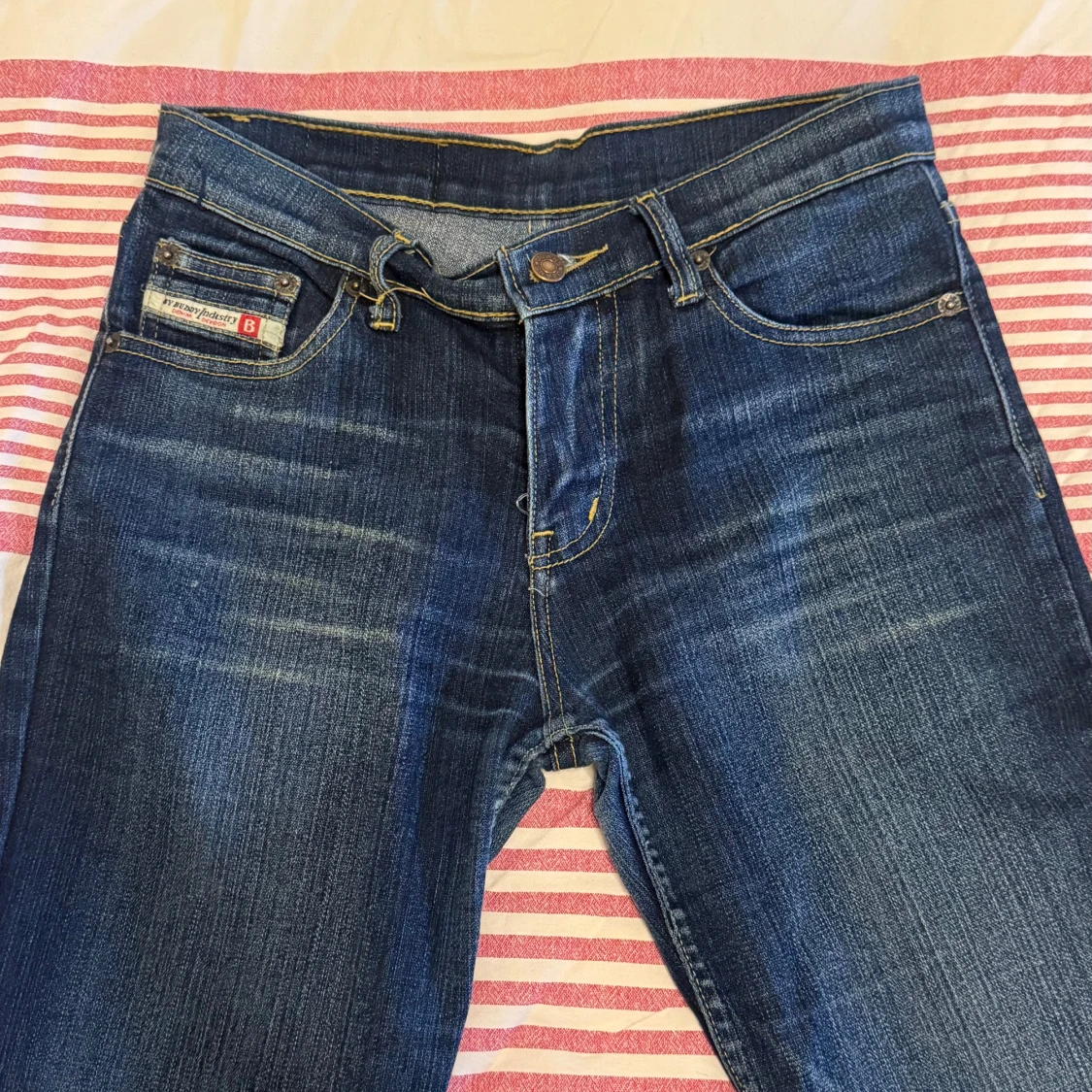 Blå jeans med broderade fickor - 2