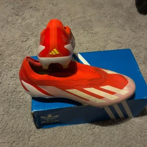 Adidas crazy fast  - Storlek 45 1/3 sköna skor som ger en bra lockdown på fötterna trots att de inte har snöre 