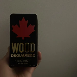 Dsquared2 Wood parfym - En Dsquared parfym med en stark scent på kanel och citrus, oväntad kombo men riktigt bra lukt. 50 ml som har använts lite då det är 4/5 av parfymrn kvar, köptes för 999kr så pris kan diskuteras med mig!