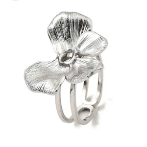 Silvrig ring blomma - Såå fin ring ”jasmin” från Salma details💞Justerbar och gjord i rostfritt stål, knappt använd💞Köpt för 349kr