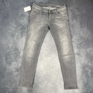 Jacob cohen jeans - Hej säljer nu min fina Jacob cohen jeans med Måtten - Längd: 100cm, Midja: 39-40cm. De är i nyskick och kommer vara otroligt snygga nu i sommar och framåt hösten. Nypris cirka 6000kr! Vi kommer att sälja liknande produkter nu i höst så glöm inte följa profilen!🌊