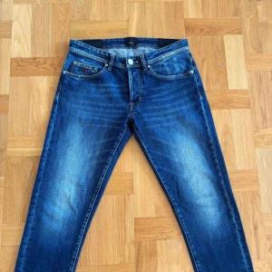 Tramarossa  - Riktig feta jeans från italienska märket Tramarossa | De är i riktigt bra skick, bara en defekt vilket är metall detaljen på lilla fickan som gått bort. Men det är inget man tänker på | storleken är 31/31 men sitter som 30/31 | nypris ligger på ungefär 3500kr | Kom DM för fler funderingar🤩