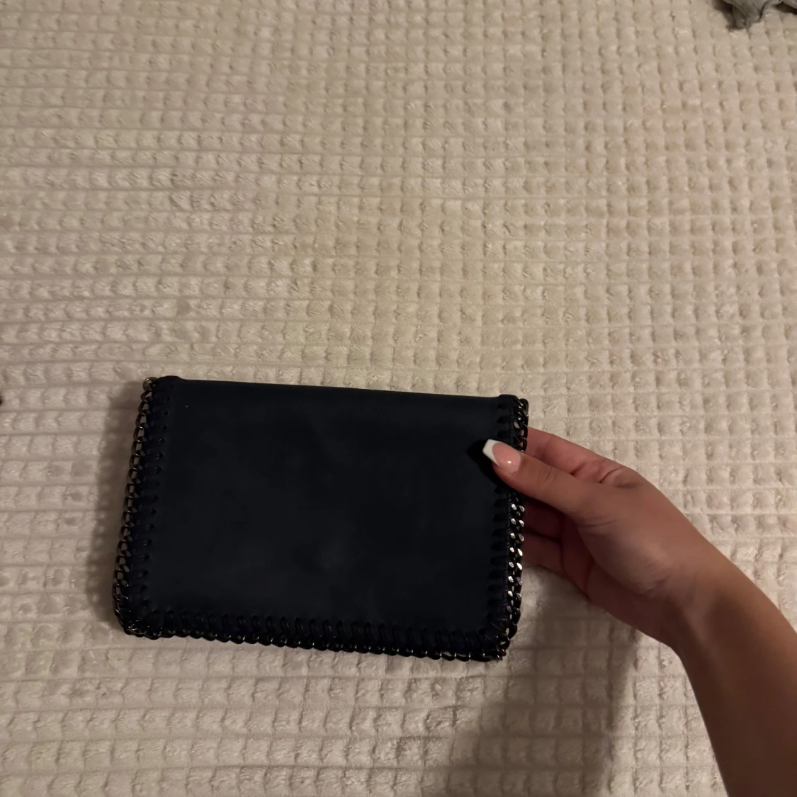 Svart kuvertväska med kedjedetaljer