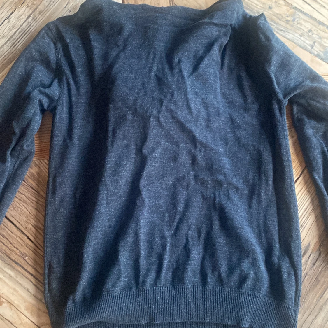 Mörkgrå hoodie från CUBUS - 1