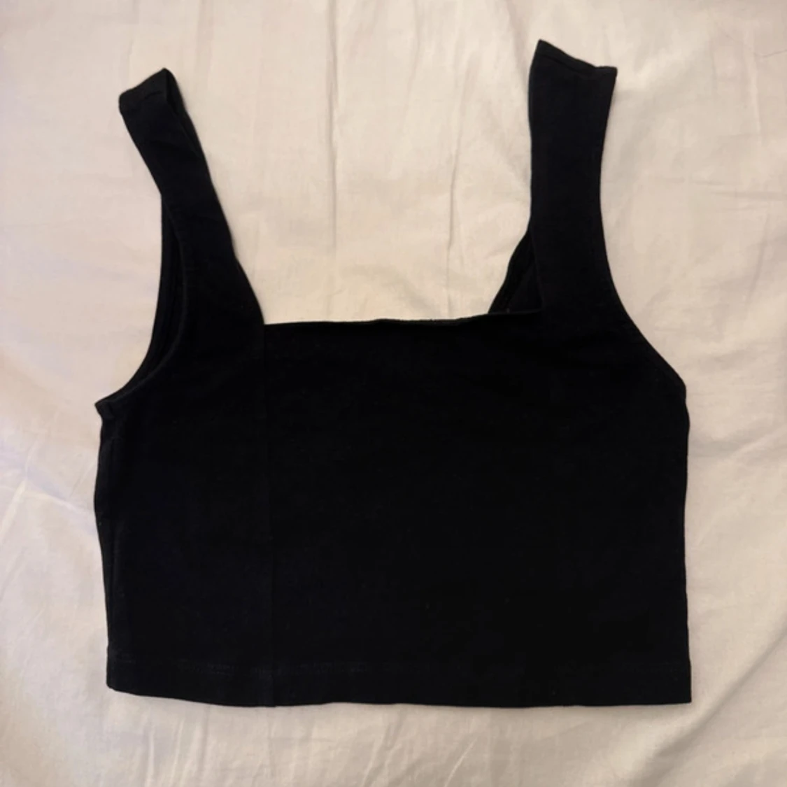 Svart croppad linnetopp