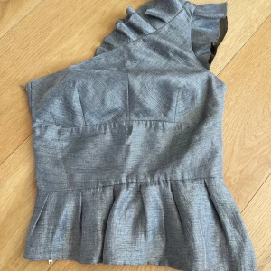 Topp Day Birger et Mikkelsen - Topp från Day Birger et Mikkelsen med en axel, står ej storlek men passar xs/s