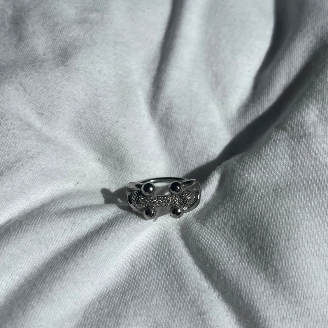 Silvrig chunky ring med detaljer