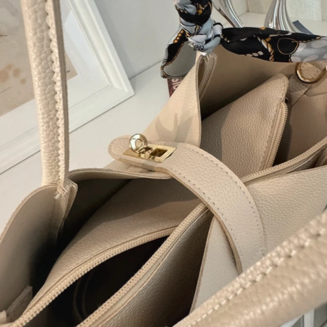 Beige handväska med scarf-detalj - 2