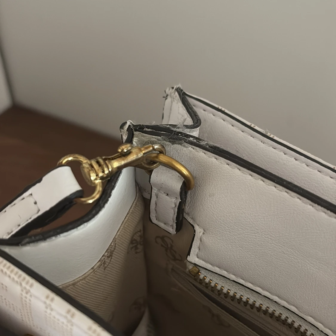 Vit handväska från Guess med guldiga detaljer - 3