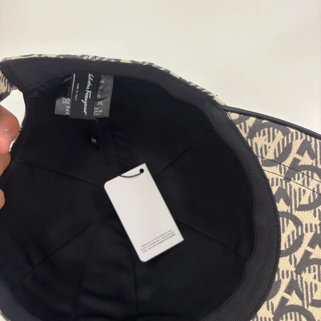 Salvatore Ferregamo Keps - 3