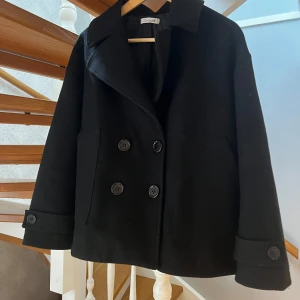 Svart skepparkavaj från Design by Si - Svart design by si kappa😻😻😻