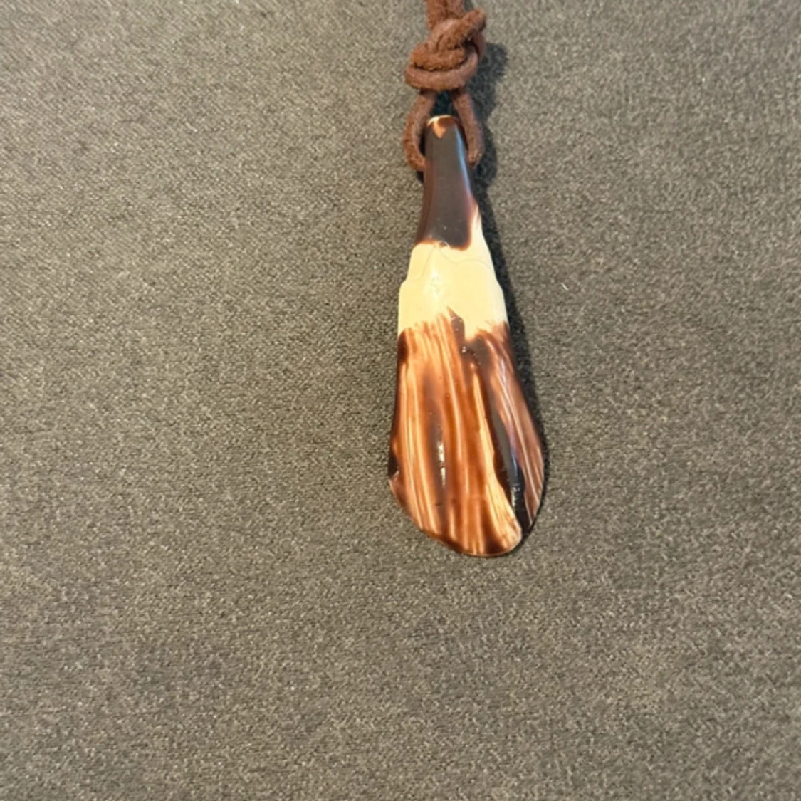 Brunt halsband med hornformad hänge - 1