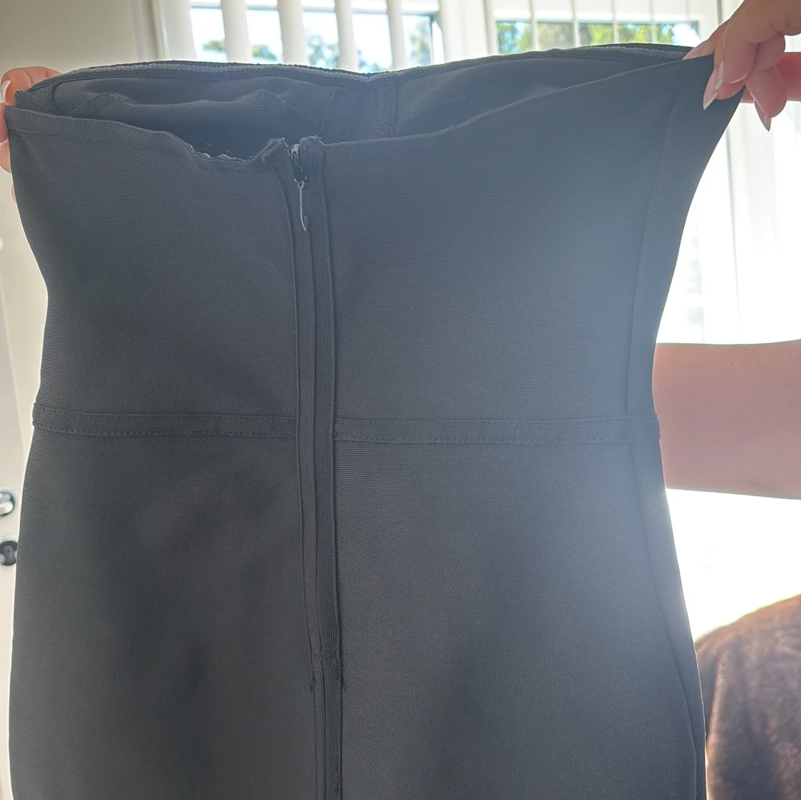 Svart axelbandslös långklänning - 1