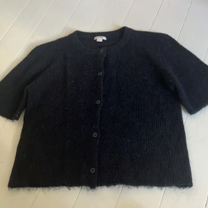 Mörkblå stickad T-shirt  - Super fin stickad tröja! Använt få gånger och är i väldigt bra skick!!💖