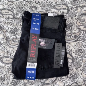 Replay Anbass  - Svarta Replay Anbass som har en slim passform och perfekt för dig som vill ha en modern och stilren look. Köpta för 1899 och säljer för 1550, pris går absolut att diskutera och kan skicka fler bilder.