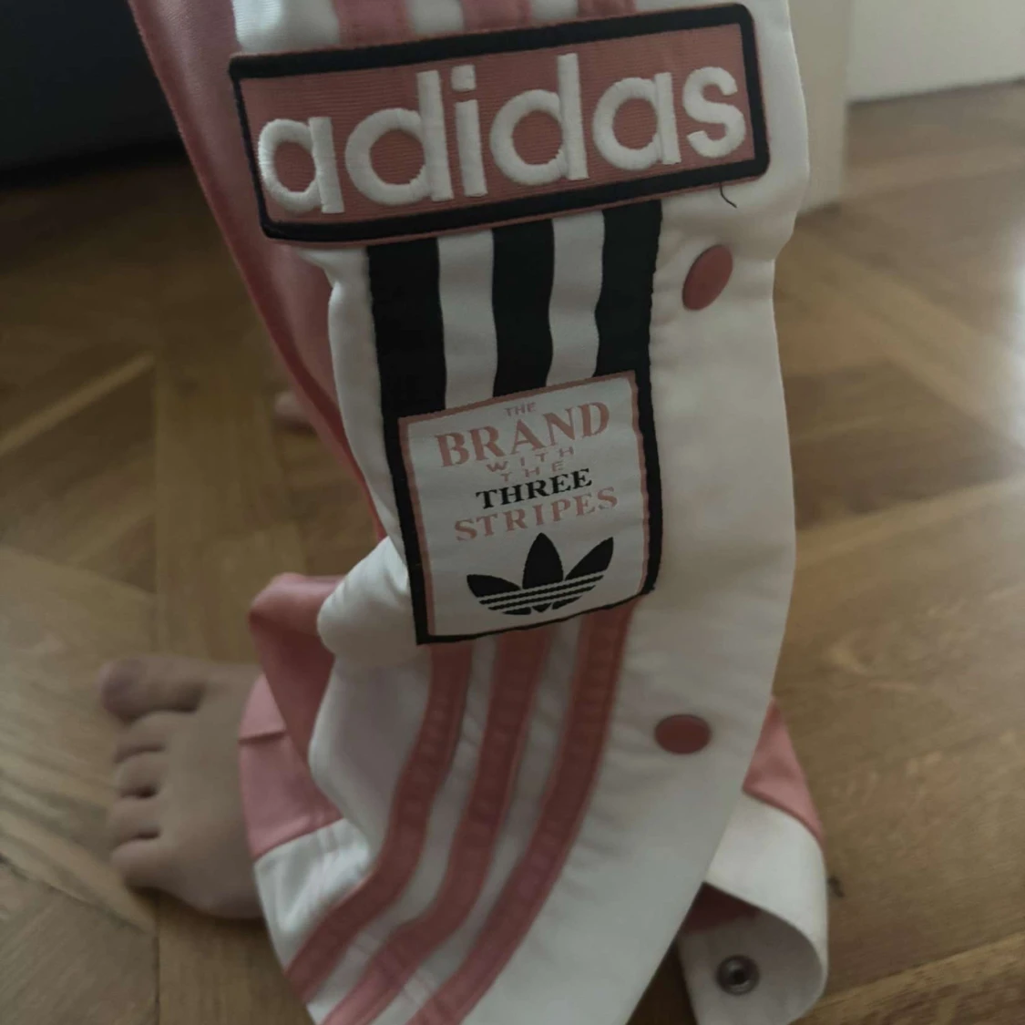 Rosa Adidas mjukisbyxor med knappar - 2