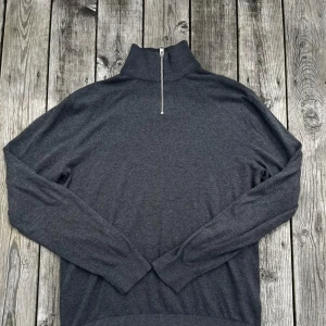  stickad half zip-tröja från Jack&jones - Snygg mörkgrå stickad tröja med half zip från Jack&jones. Perfekt för hösten och går till nästan alla outfits. 