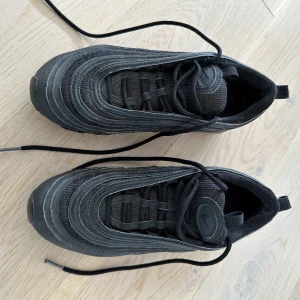 Nike air Max 97 svart storlek 37,5  - Använd 3-4 gånger. Inga hål eller defekter. Bara att fråga för mer bilder. Fraktar inom 12-24 timmar 
