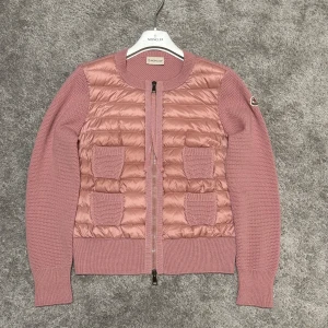 Moncler cardigan  - Moncler dam cardigan i storlek S, mycket fint skick som ny, väldigt eftertraktad och sällsynt färg som inte går att få tag på, Moncler galge medföljer vid köp, vid funderingar hör av er 