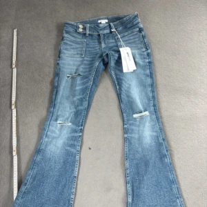 Blå bootcut jeans från Gina Tricot - Måtten finns på bilderna. Nya med prislapp. Storlek S 