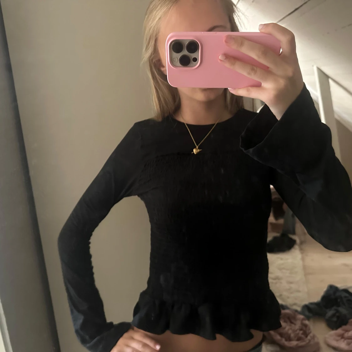 Svart långärmad topp med volang - 1