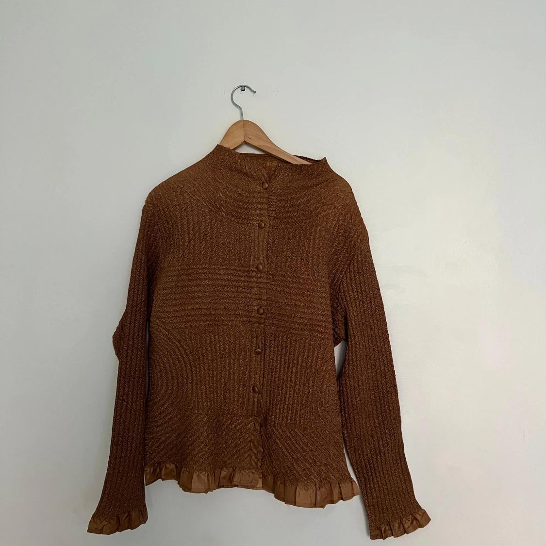 Brun kofta med volangkant