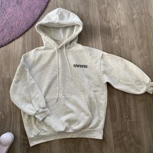 hoodie - i storlek S och använt ca 3 gånger