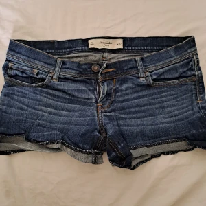 Low waist jeansshorts  - Snygga mörkblåa jeansshorts som är väldigt låga och korta. Köpt från en marknad i Thailand.