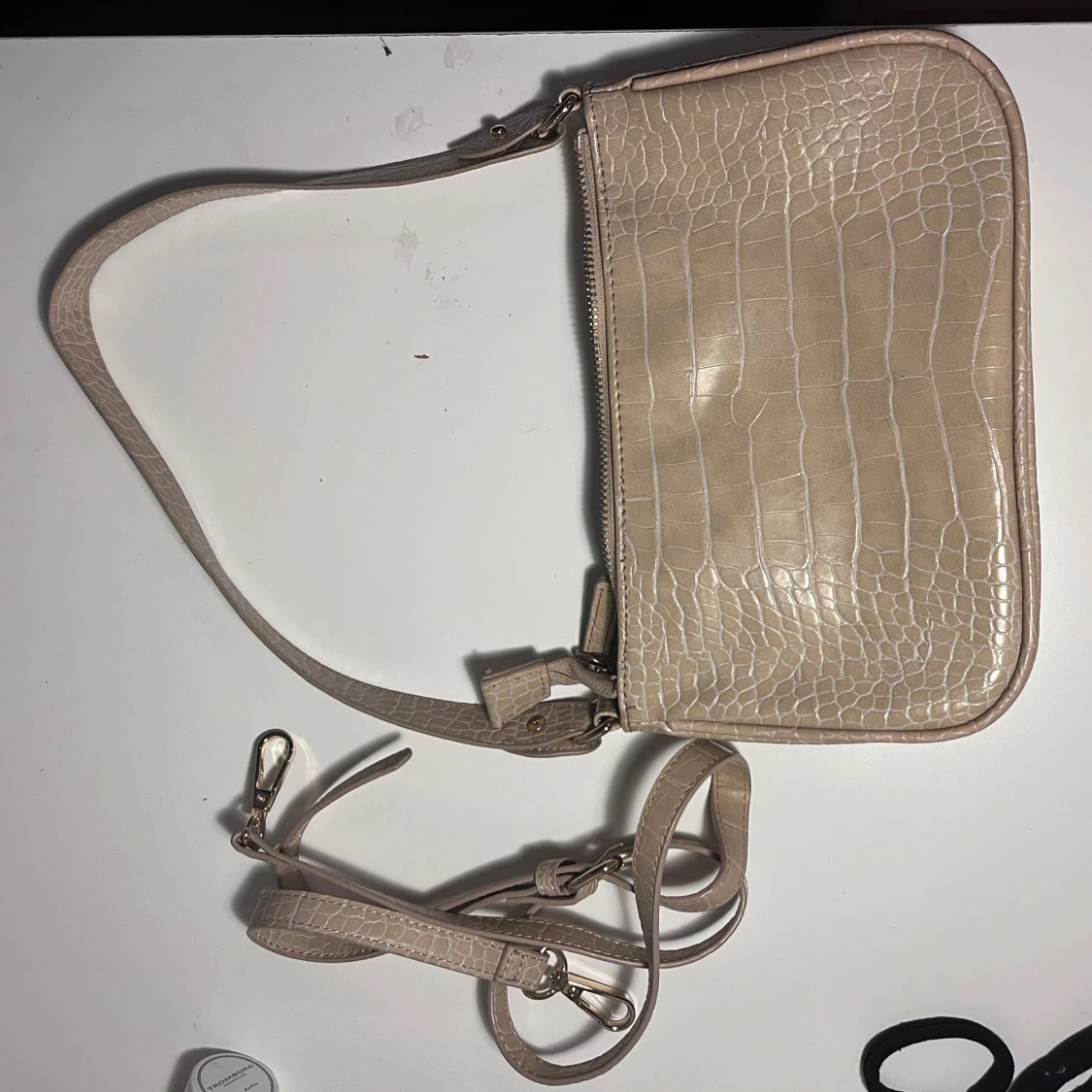 Beige axelväska med krokopräglat mönster