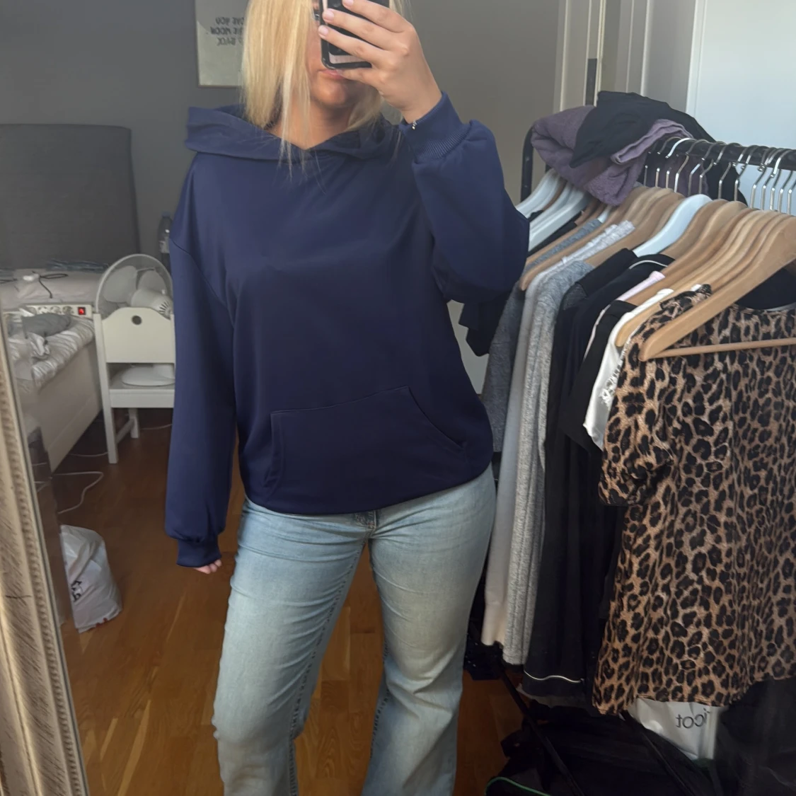 Marinblå hoodie med tryck