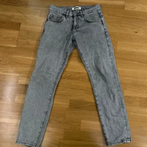 Jeans - Tjena! Säljer nu dessa feta jeans från woodbird. Dem är sparsamt använda så dem är i bra skick. Det är dock en liten fläck på vänster bakficka men inget som inte går att få bort. Kan tänka mig att gå ned i pris vid snabb affär. Tveka inte att höra av er vid minsta fundering mvh Emil☺️
