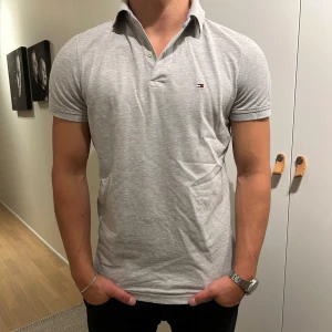 Tommy hilfiger pike - En snygg grå piké från Tommy hilfiger i använt skick men inga defekter. Nypris ca 700kr. Hör av dig vid frågor eller funderingar 