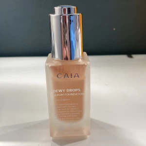 CAIA Dewy Drops Serum Foundation 10W - CAIA Dewy Drops Serum Foundation i nyansen 10W. Använd  2 eller 3 gånger. Säljer då färgen inte passar mig🩷🫰🏼priset går att diskutera 